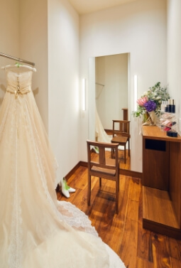 全身映る鏡や小物を置くテーブルがあるフィッティングルーム