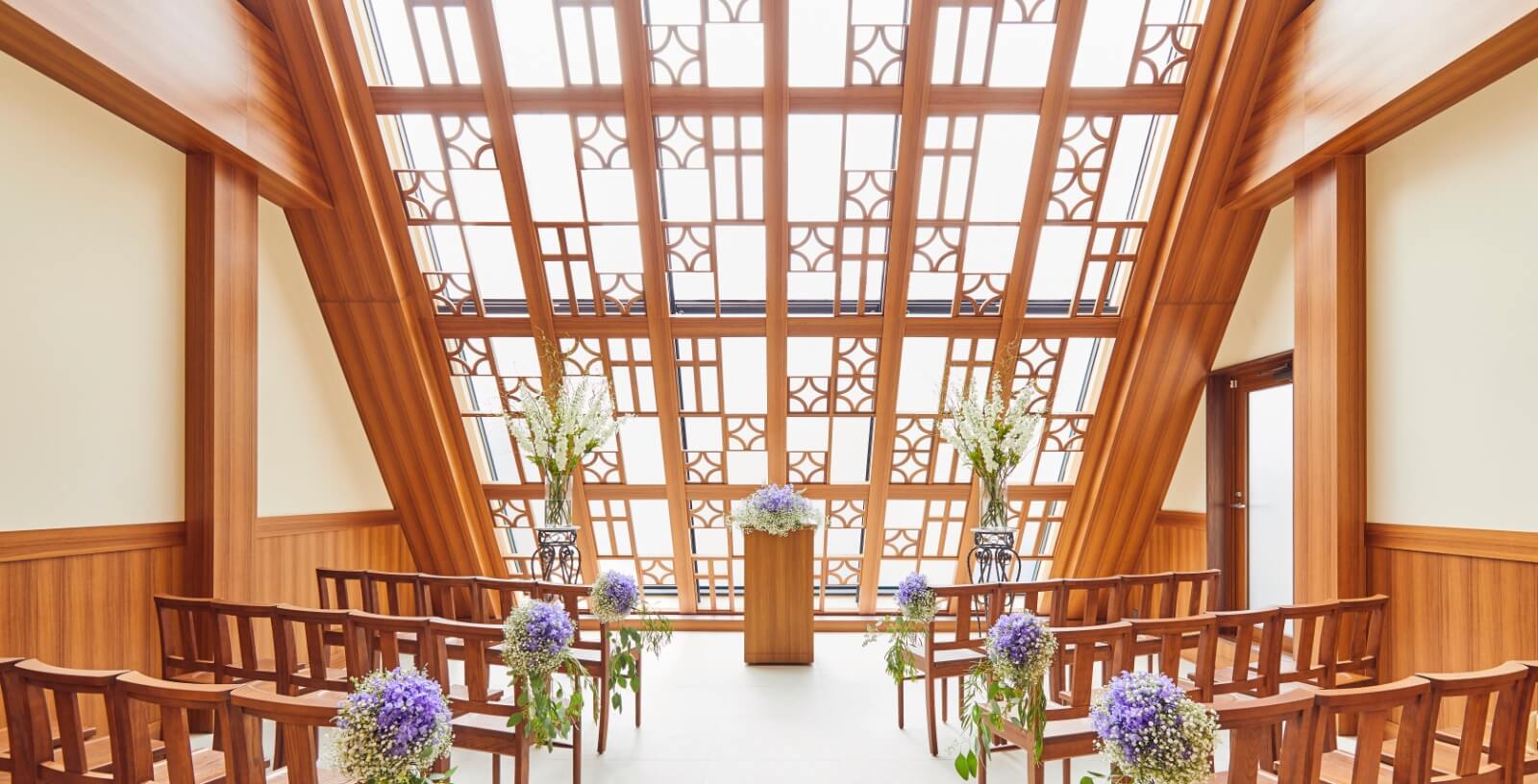 壁一面のガラス窓から光が射し込むチャペルカグラ