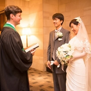 神父の前で宣誓をする花婿と花嫁