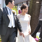 路上で手を繋ぐ新郎新婦