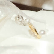 並んでいる婚約指輪