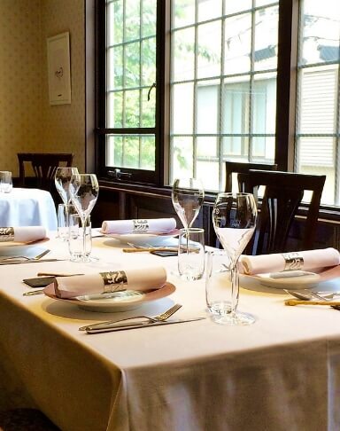 テーブルの上にカトラリーとワイングラスが並べられているラストリカートの会場