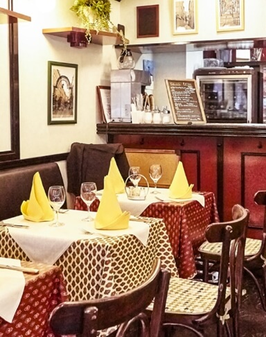 テーブルの上に黄色いナプキンとグラスが並べられているル・クロ・モンマルトルの会場