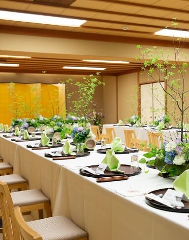 お盆の上にお箸やグラスが並べられている志満金の会場