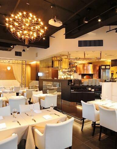 テーブルの上にナプキンとグラスが並べられている神楽坂スタジオーネの会場