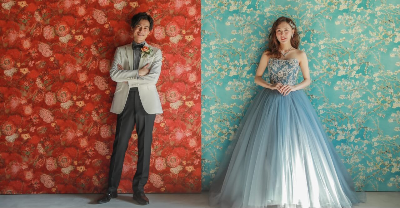 タキシードの新郎に肩を寄せるウェディングドレスの新婦